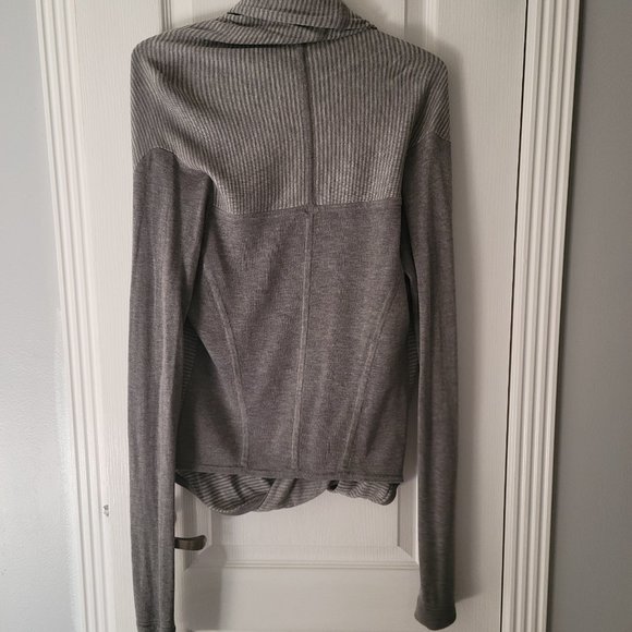 Lululemon Iconic Wrap, size 6 - Picture 3 of 8